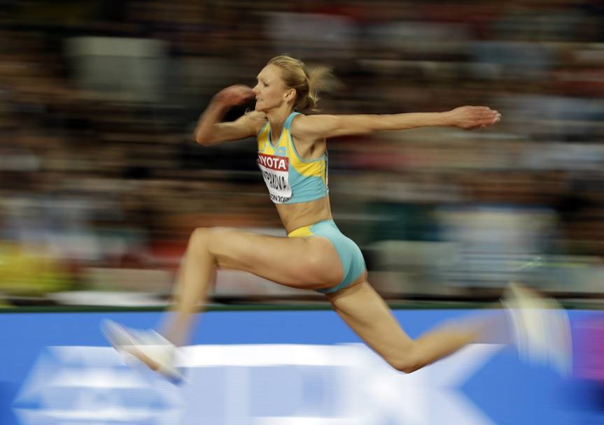 Uno scatto che rende l’iedea della velocit raggiunta dalle atlete in fase di rincorsa. Ecco la kazaka Olga Rypakova (Ap)
